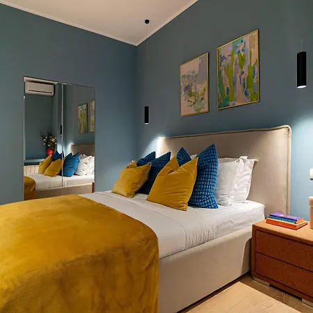 Апартаменти Lively Colors & Serene Comfort - Renovated 1br By Piata Universitatii Бухарест
