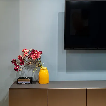 Lively Colors & Serene Comfort - Renovated 1br By Piata Universitatii Бухарест