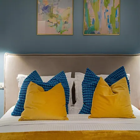 Апартаменти Lively Colors & Serene Comfort - Renovated 1br By Piata Universitatii Бухарест