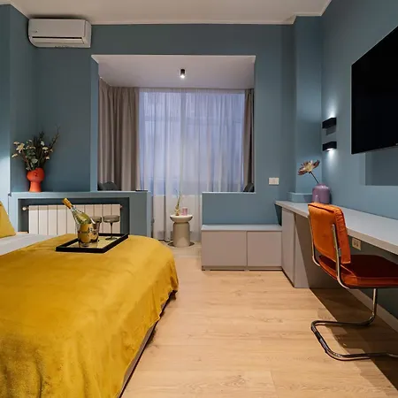 Апартаменти Lively Colors & Serene Comfort - Renovated 1br By Piata Universitatii Бухарест