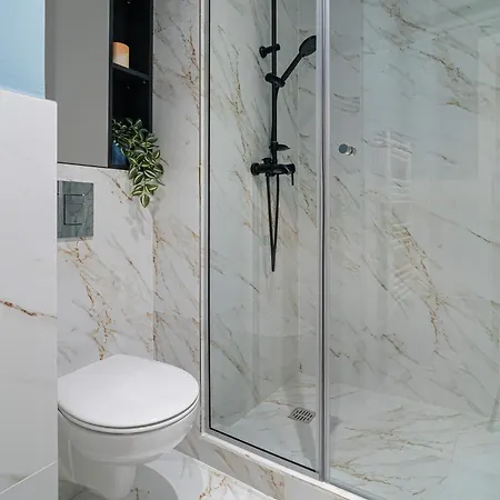 Lively Colors & Serene Comfort - Renovated 1br By Piata Universitatii Апартаменти